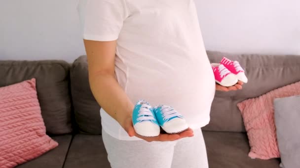 Schwangere Frau Baby Booties Bauch Selektiver Fokus Niedlich — Stockvideo