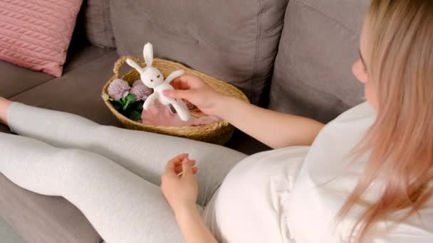 Een Zwangere Vrouw Kijkt Naar Babydoek Een Foto Van Een — Stockvideo