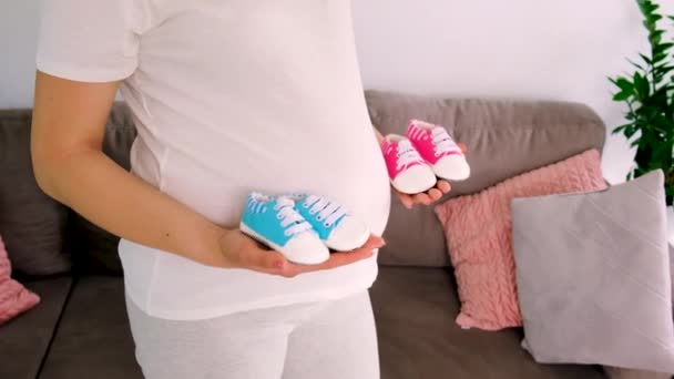Embarazada Mujer Bebé Botines Vientre Enfoque Selectivo Lindo — Vídeo de stock