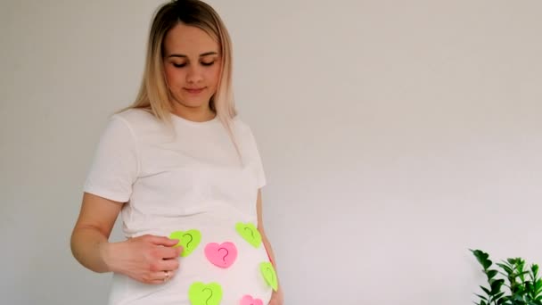 疑問符になる妊娠中の女性 選択的フォーカス かわいい — ストック動画