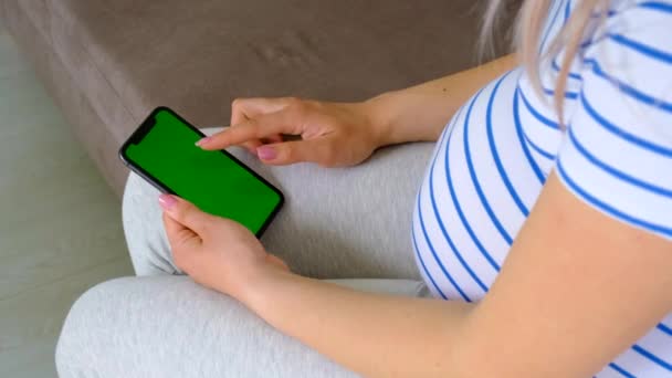 一个孕妇在网上玩电话 有选择的重点 — 图库视频影像