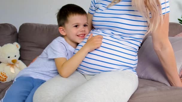 Gravid Kvinna Kramar Sin Äldsta Son Selektivt Fokus Kärlek — Stockvideo
