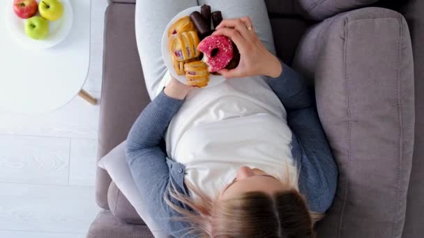 Gravid Kvinna Äter Söt Munk Selektivt Fokus Livsmedel — Stockvideo