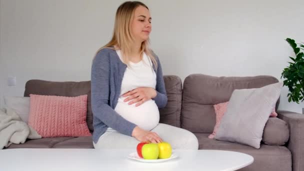 Gravid Kvinna Äter Söt Munk Selektivt Fokus Livsmedel — Stockvideo