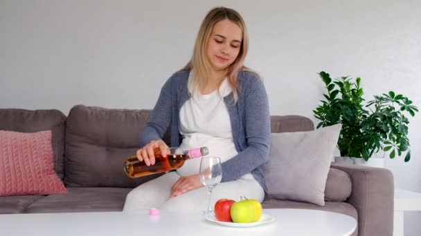 Gravid Kvinna Dricker Vin Ett Glas Selektivt Fokus Livsmedel — Stockvideo