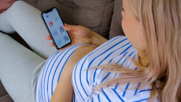 Mujer Embarazada Teléfono Tienda Línea Para Ropa Bebé Enfoque Selectivo — Vídeos de Stock