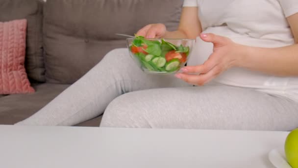 Egy Terhes Zöldséges Salátát Eszik Szelektív Fókusz Élelmiszer — Stock videók