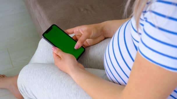 Een Zwangere Vrouw Speelt Aan Telefoon Het Internet Selectieve Focus — Stockvideo