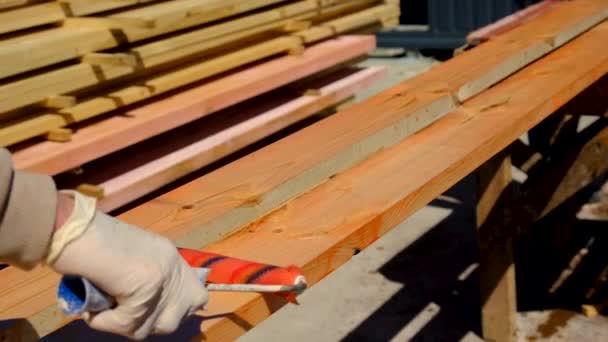 用红色防腐剂处理木材 有选择的重点 — 图库视频影像