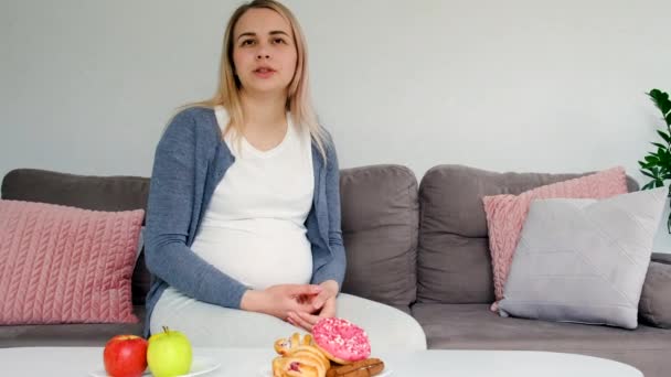 Беременная Женщина Ест Сладкий Пончик Выборочный Фокус Еда — стоковое видео