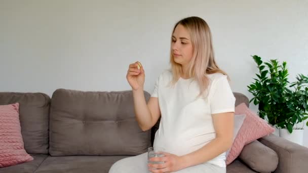 Gravid Kvinna Dricker Omega Tre Selektivt Fokus Vit — Stockvideo