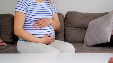 Hamile kadın sigara içmeyi reddediyor. Seçici odaklanma. Ev.