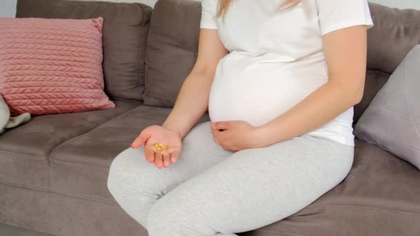 Mujer Embarazada Bebe Omega Tres Enfoque Selectivo Blanco — Vídeo de stock