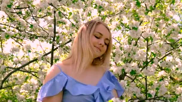 Dziewczyna Ogrodzie Kwitnących Jabłoni Wybiórcze Skupienie Przyroda — Wideo stockowe