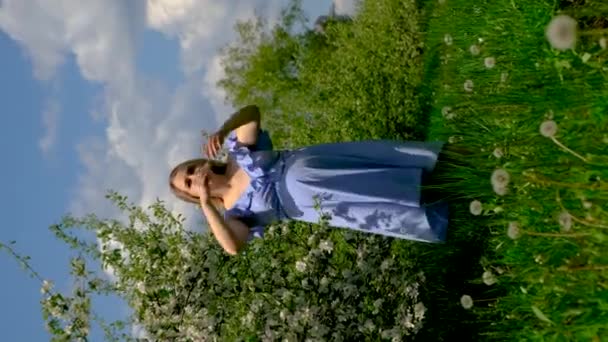 Mujer Embarazada Jardín Manzanos Florecientes Enfoque Selectivo Naturaleza — Vídeos de Stock