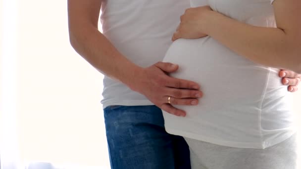 Zwangere Vrouw Met Een Man Thuis Selectieve Focus Liefde — Stockvideo