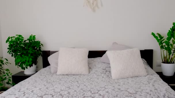 Açık Renkli Yatak Odası Yatağı Seçici Odaklanma Beyaz — Stok video