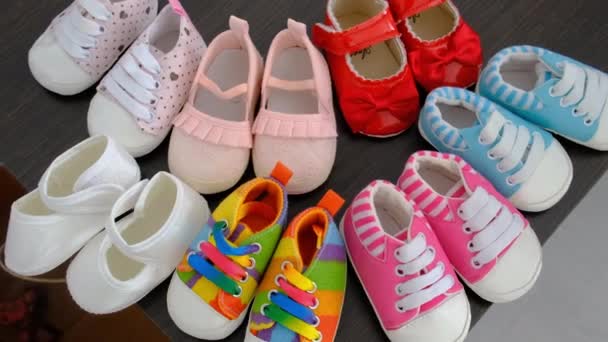 Dziecięce Buty Dla Dziewczyny Bardzo Różne Wybiórcze Skupienie Kolor — Wideo stockowe