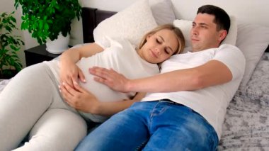 Evde bir erkeğe hamile bir kadın var. Seçici odaklanma. Aşk.