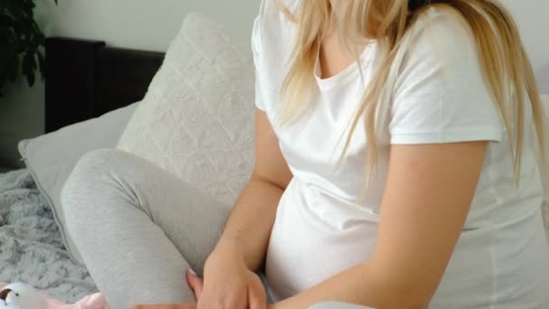 Una Mujer Embarazada Colecciona Cosas Del Bebé Enfoque Selectivo Hogar — Vídeo de stock