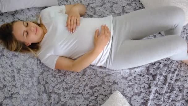 Schwangere Hat Bauchschmerzen Selektiver Fokus Startseite — Stockvideo