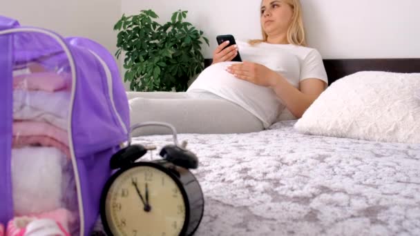Een Zwangere Vrouw Verzamelt Babyspullen Selectieve Focus Huis — Stockvideo
