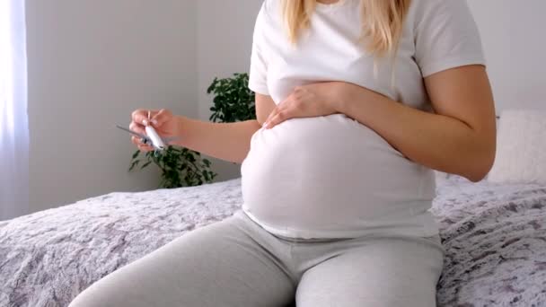 Een Zwangere Vrouw Speelt Met Een Vliegtuig Selectieve Focus Speelgoed — Stockvideo