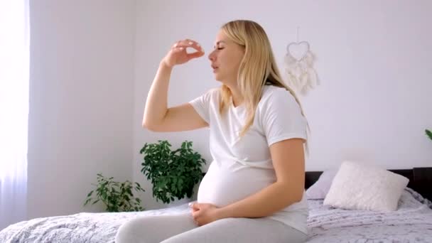 Zwangere Vrouw Stinkt Thuis Selectieve Focus Mensen — Stockvideo