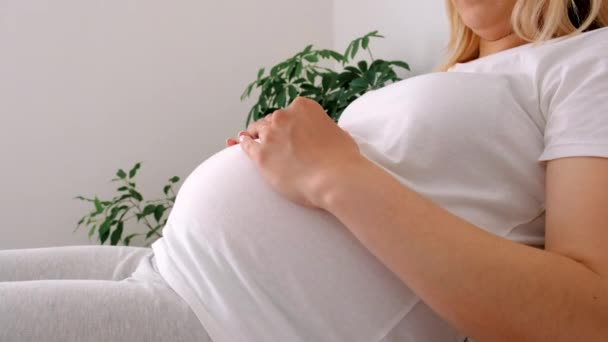 Una Mujer Embarazada Yace Cama Acariciando Vientre Enfoque Selectivo Amor — Vídeo de stock