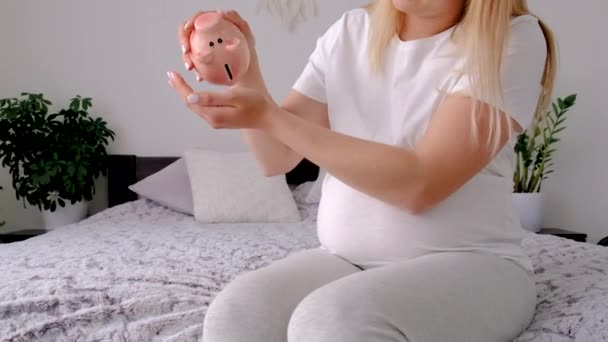 Een Zwangere Vrouw Houdt Een Varkensbank Haar Handen Selectieve Focus — Stockvideo