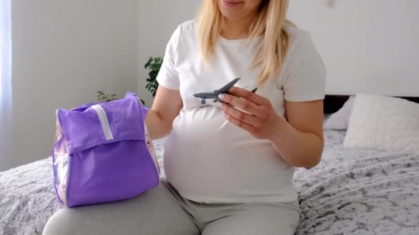 Una Mujer Embarazada Juega Con Avión Enfoque Selectivo Juguete — Vídeo de stock