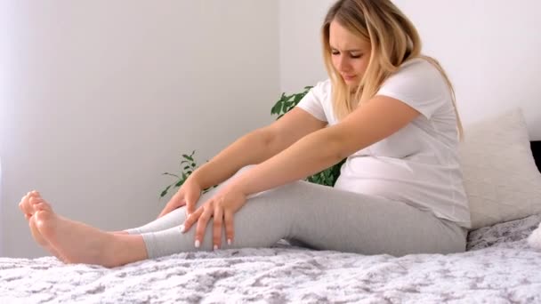 Schwangere Beine Sind Geschwollen Selektiver Fokus Heimat — Stockvideo