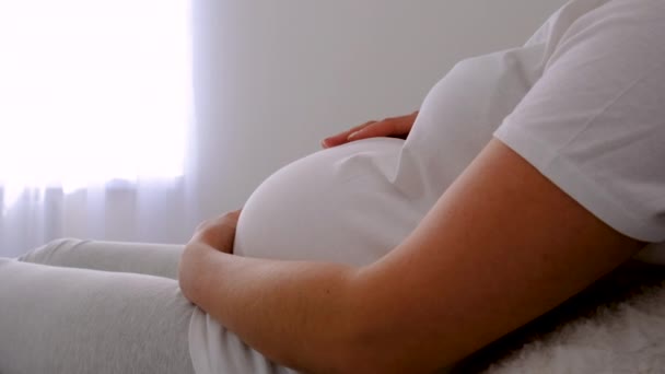 Беременная Женщина Лежит Постели Гладит Живот Выборочный Фокус Любовь — стоковое видео