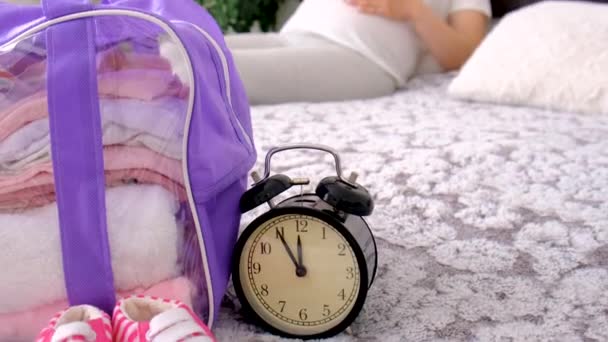 Una Mujer Embarazada Colecciona Cosas Del Bebé Enfoque Selectivo Hogar — Vídeos de Stock