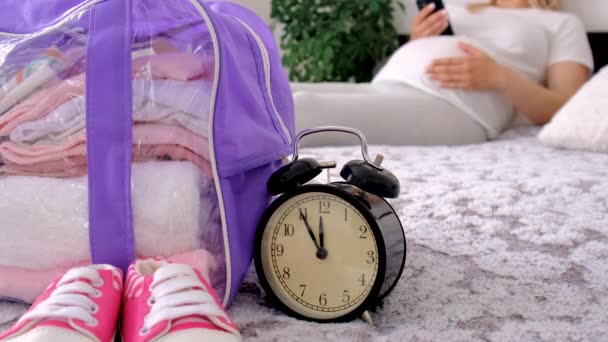 Een Zwangere Vrouw Verzamelt Babyspullen Selectieve Focus Huis — Stockvideo