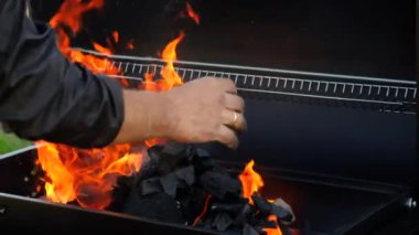 Barbeküde kömür yakmak. Seçici odaklanma. Doğa.