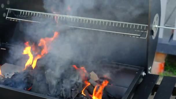 Κάψιμο Κάρβουνου Στο Μπάρμπεκιου Επιλεκτική Εστίαση Φύση — Αρχείο Βίντεο