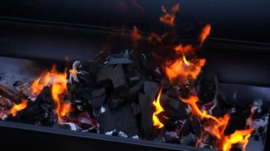 Barbeküde kömür yakmak. Seçici odaklanma. Doğa.
