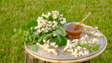 Bahçedeki akasyadan bal. Seçici odaklanma. Yiyecek..