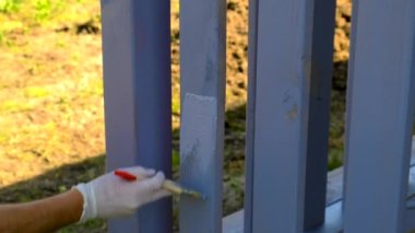 Ahşap güverteyi griye boyuyorum. Seçici odaklanma. İnsanlar.