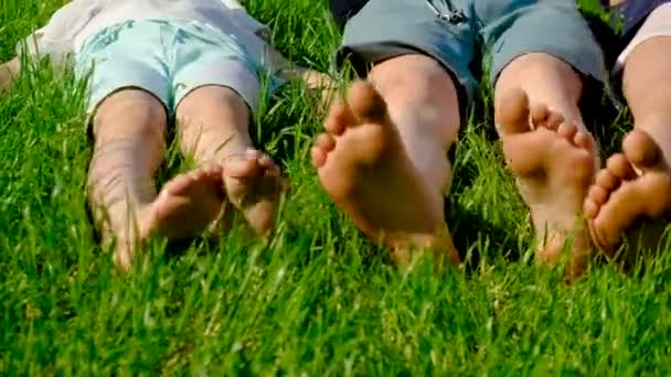 Dětské Nohy Trávě Selektivní Soustředění Nature — Stock video
