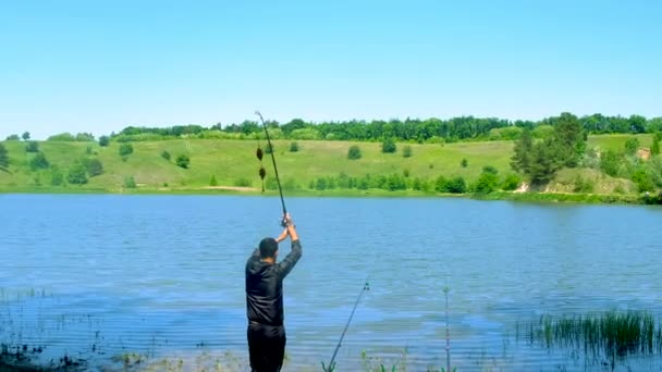 Рыбак Озере Ловит Рыбу Выборочный Фокус Природа — стоковое видео