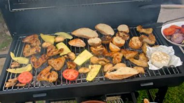 Izgarada ızgara et ve sebze kızartılır. Seçici odaklanma. Yiyecek..