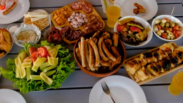 Barbecue Meat Vegetables Table Food Beer Friends Selective Focus Food — Stock Video
