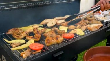 Izgarada ızgara et ve sebze kızartılır. Seçici odaklanma. Yiyecek..