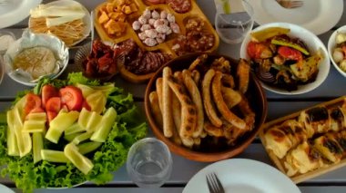 Barbekü et ve sebze, masa yemeği ve bira arkadaşları. Seçici odaklanma. Yiyecek..