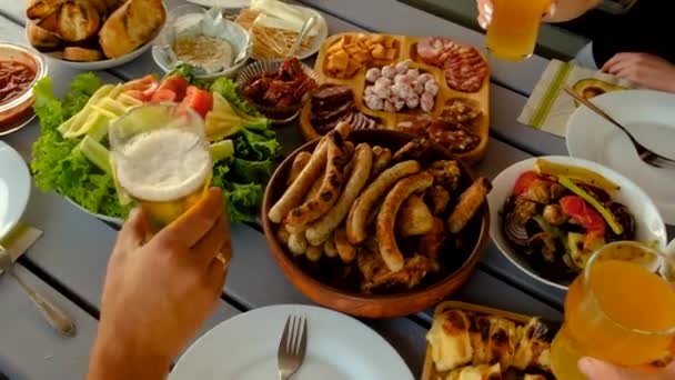Мясо Барбекю Овощи Столовая Еда Пиво Друзей Выборочный Фокус Еда — стоковое видео