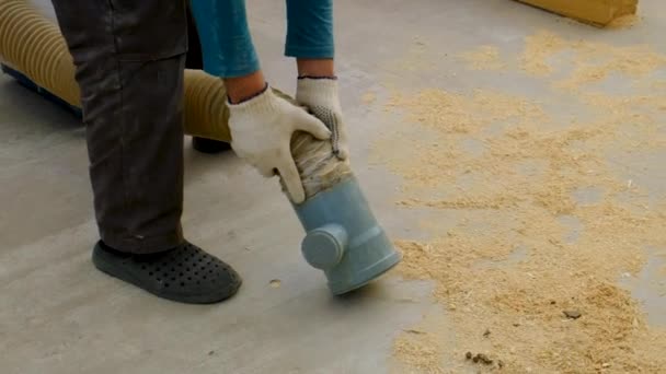 Vacuum Cleaner Serbuk Gergaji Dalam Produksi Furnitur Fokus Selektif Orang — Stok Video