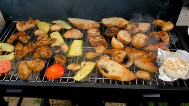 Izgarada ızgara et ve sebze kızartılır. Seçici odaklanma. Yiyecek..