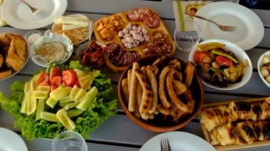 Barbekü et ve sebze, masa yemeği ve bira arkadaşları. Seçici odaklanma. Yiyecek..